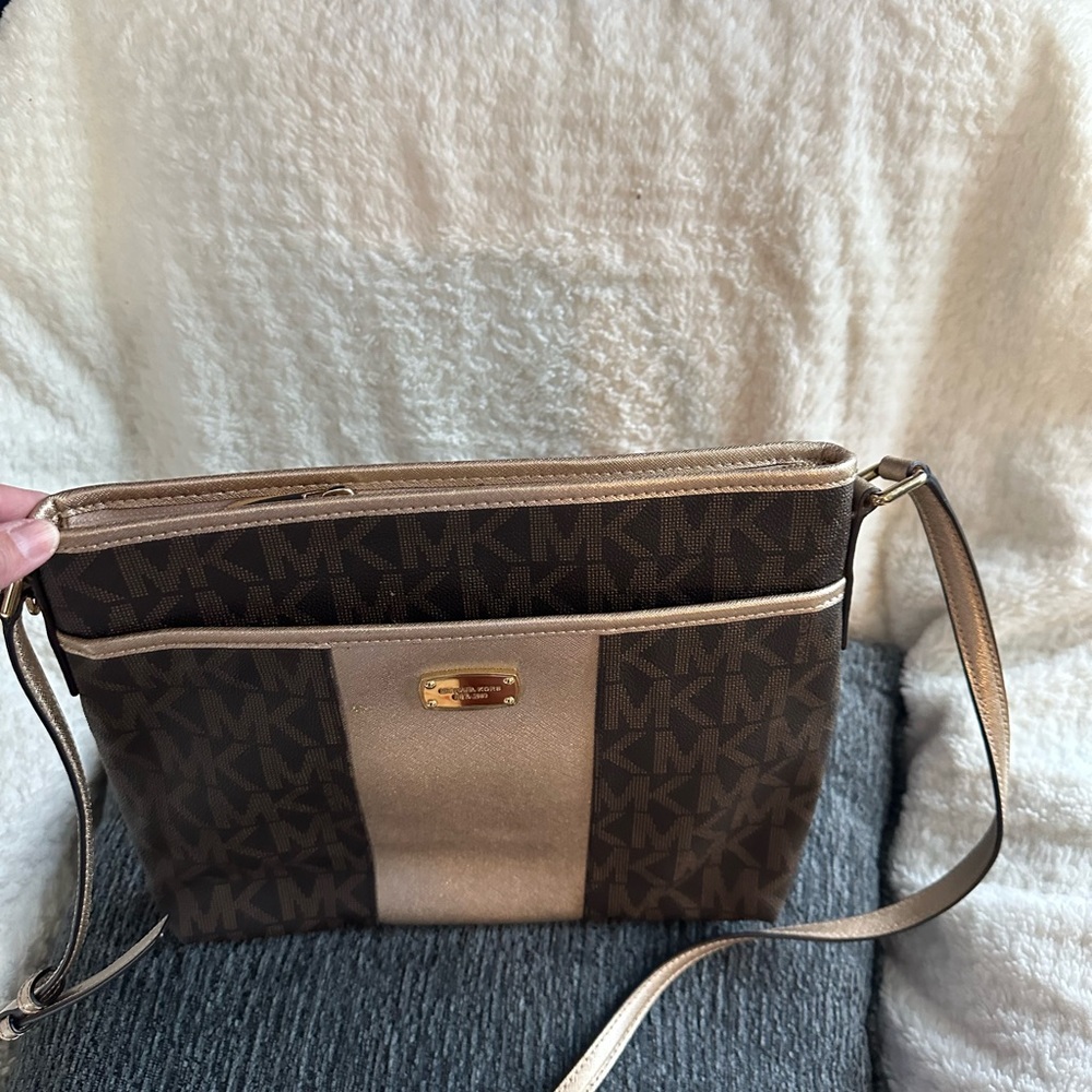 Medium crossbody purse